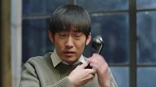 小伙等待女友的电话，电话却是好友打来的，好友不知道怎么开口