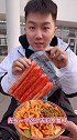 教室门口吃天妇罗蟹柳，第一次吃爆辣螺蛳粉校园生活 大学食堂