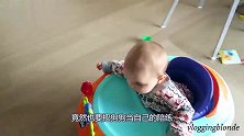 宝宝非要狗子当陪练，说着就对自家狗子一顿猛追，狗：俺命好苦！