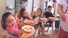 四胞胎宝宝排排坐自己吃饭喝水，完全不用大人喂，养娃太轻松了