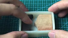 小木块加入环氧树脂，打造一块蓝韵垂饰，这动手能力也是没谁了