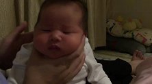 小宝宝被妈妈打到投降？爸爸的现场解读，让妈妈很无语