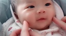 这小宝宝的小脸蛋，可爱又好玩，忍不住要捏几下！