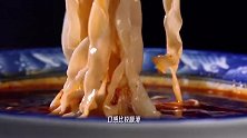 来陕西汉中必吃梆梆面，面条顺滑劲道，汤汁酸辣开胃