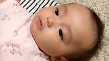 小宝宝奶声奶气地说话，这五官，这大眼睛，长得太漂亮了！