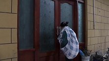 农村发水母亲逃荒被儿子拒之门外，女儿好心收留，结局解气