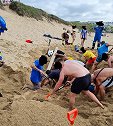 英国：一名18岁少年沙滩上挖大坑将自己困住险窒息