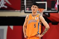 上海男篮核心刘铮过生日遭遇蛋糕雨 新晋状元一旁险中招