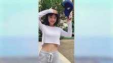 小蛮腰婴儿肥的脸，小姐姐穿着这件衣服是要羡煞旁人