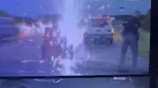 巡警正在雨中高速路上救援 一道闪电劈中附近路面
