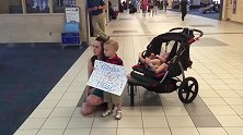 妈妈带着三个娃来接爸爸，双胞胎被绑在婴儿车上，高分贝嗷嗷抗议