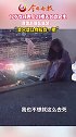 17岁女孩爬上21楼天台欲轻生，民警赶到后痛哭：“我只想让你拉我一把”生命可贵好好珍惜