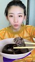 小姐姐，这米肠是有多热啊，看你吃的呼哧呼哧的贼过瘾