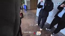 球迷为韦世豪和他老婆画了一幅画