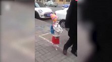 直立行走的狗狗，再穿上衣服背上书包，像极了刚放学的小学生！