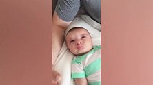 宝宝不高兴，妈妈还用东西盖着他，这简直是太会玩了！