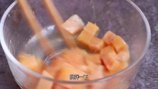 菠萝咕咾肉原来是这么做的，菠萝清香解腻，做法简单一盘不够吃