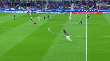 第36分钟韦斯卡球员路易斯·阿维拉射门