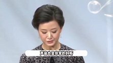 59岁宋祖英近照曝光，坐包厢看戏给好闺蜜捧场，后脑勺秃了好大一块