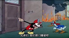 米奇和唐老鸭抬着高飞，想把门给撞破，没想到高飞撞进洗衣机里