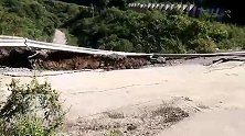 云南镇雄42米长路段坍塌瞬间 路人尖叫逃离：快走啊