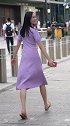杭州街拍美女，一身修身长裙完美凸显身材，果然微胖才是极品！