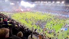 激动人心！马尔默卫冕瑞典超冠军 终场哨响球迷涌入场内疯狂庆祝