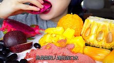 小伙子吃的这个是啥，白白的一个直接秒吞，大口咀嚼真过瘾