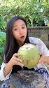 小姐姐砍椰子喝椰子汁，馋的我都流口水了