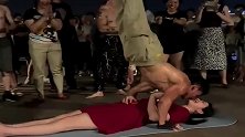 夫妻街头高难度表演，如果没有女人的支持，估计男人撑不住！
