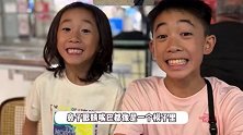 陈小春晒两个儿子近照，兄弟俩龇牙笑调皮搞怪，老二性格活泼像应采儿