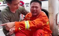 听说可能有人没救到 奋战近14小时的志愿者坐地痛哭