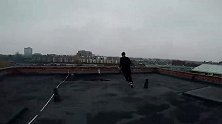 不作不死系列牛人没有防护就在外墙壁行走，看得我腿发软