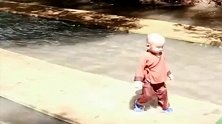 妈妈使出浑身解数跑过，孩子却跑得是风轻云淡，太牛了
