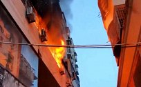 福建莆田：7层居民楼凌晨失火，消防用高音喇叭“喊”醒住户