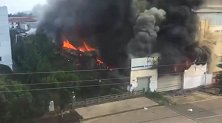 浙江一水产公司突发大火黑烟遮天 无人员伤亡