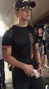 吴尊大哥好有爱，提醒保安别撞到粉丝