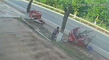 父子俩骑车侧翻猛撞大树 三轮瞬间散架两人被甩出