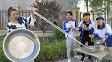 老师来学生家蹭吃，学渣竟主动给她准备餐具，这玩的又是哪一出？