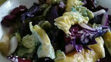 紫甘蓝炒鸡蛋，美味可口，好吃极了