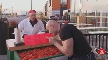 国外恶搞，路人帮忙看水果摊，摊主回来后，西红柿全被捏成碎渣