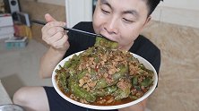五斤青椒两斤肉，今天来做肉末虎皮青椒，一口吃一个，越吃越过瘾