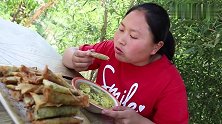 胖妹自制春卷出锅，个个金黄嘎嘣脆，30个吃到嗨
