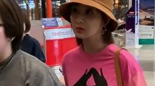 机场偶遇女星杨紫，慌慌张张的表情，是怕被粉丝看见吗？