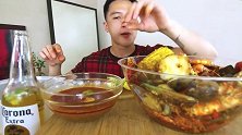 帅哥吃大虾、贻贝和玉米，这样吃海鲜才过瘾