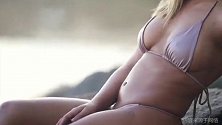傲人身材画面太火辣！UFC女神比基尼写真 沙滩最美妙风景