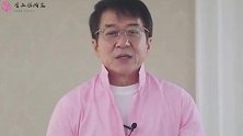 成龙出席金鸡奖活动，一如既往地穿唐装，向路人热情打招呼