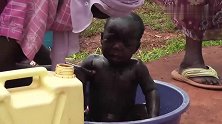 非洲小宝宝洗澡，一个盆底的水就搞定了，那点水我刷牙估计都不够