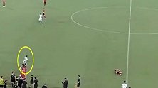 中甲赛场对手外援率先发现胡靖倒地 第一时间寻找救治人员