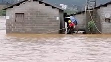 大街漂汽车漂冰箱！广西那坡县暴雨水势湍急 消防拉绳救人